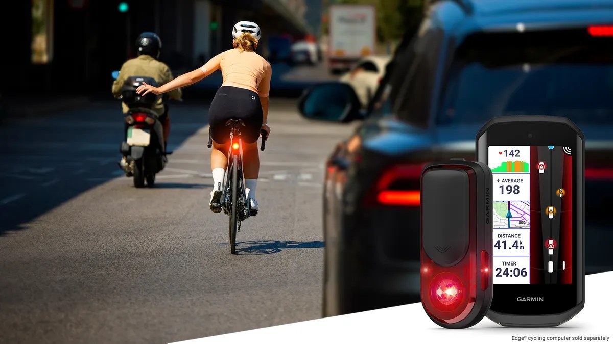 Cycliste équipé d'un radar arrière Garmin Varia en circulation