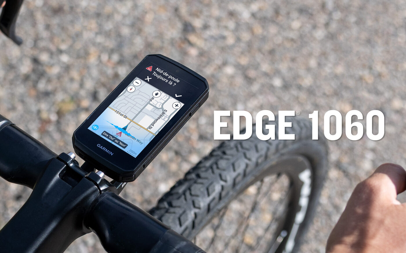 Garmin Edge 1060 fixé sur un cintre, qui demande à l'écran si un nid-de-poule signalé est toujours là