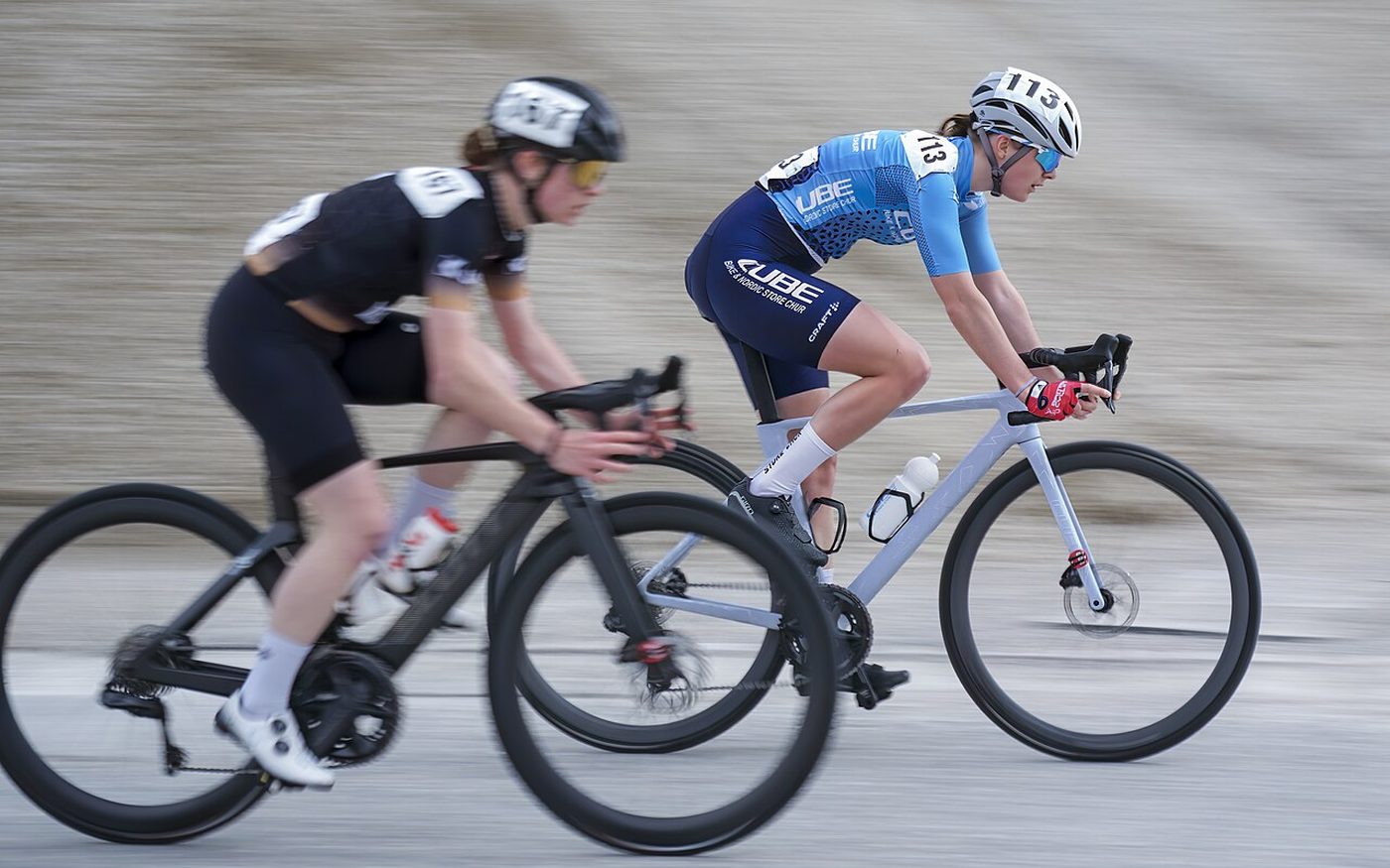 Deux cyclistes sur vélos de route
