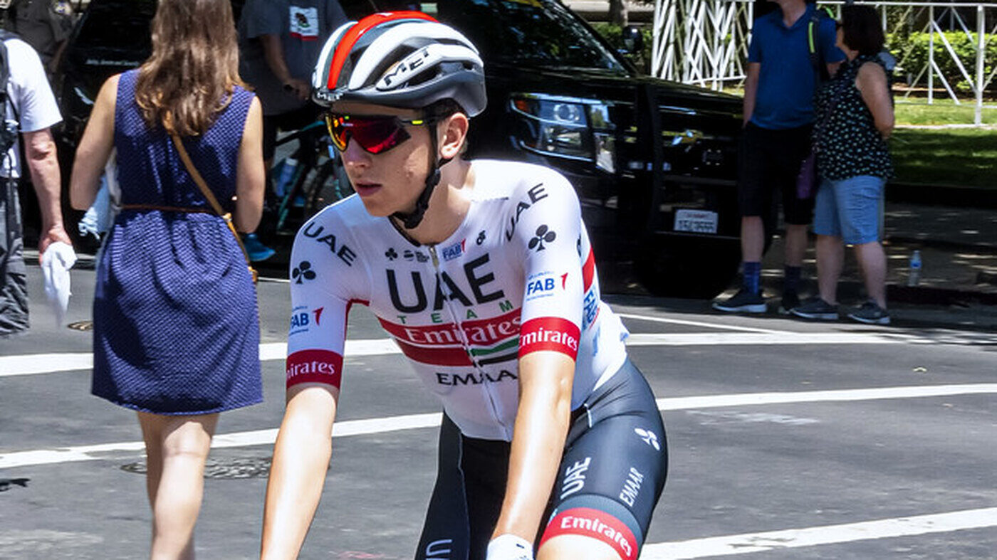 Tadej Pogačar en course sous le maillot UAE Team Emirates